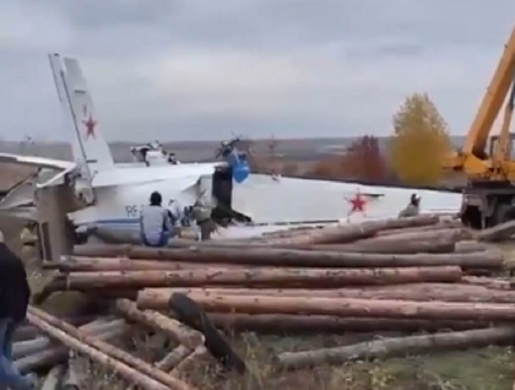  Stravična avionska nesreća u Rusiji: Pogledajte prvi snimak nakon pada aviona u kome je poginulo 16 osoba (VIDEO) 