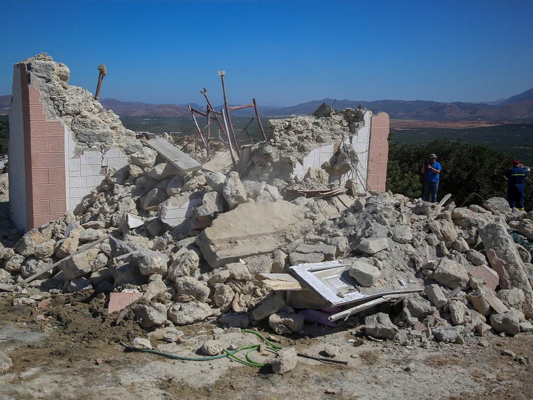  Pojavio se snimak zemljotresa na Kritu: Stanovnici Irakliona izletjeli na ulice, srušena i crkva u blizini (FOTO, VIDEO) 