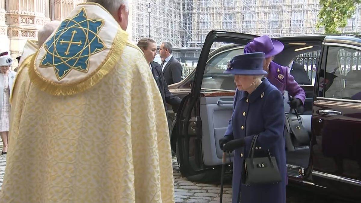  britanska kraljica pozitivna na koronu 