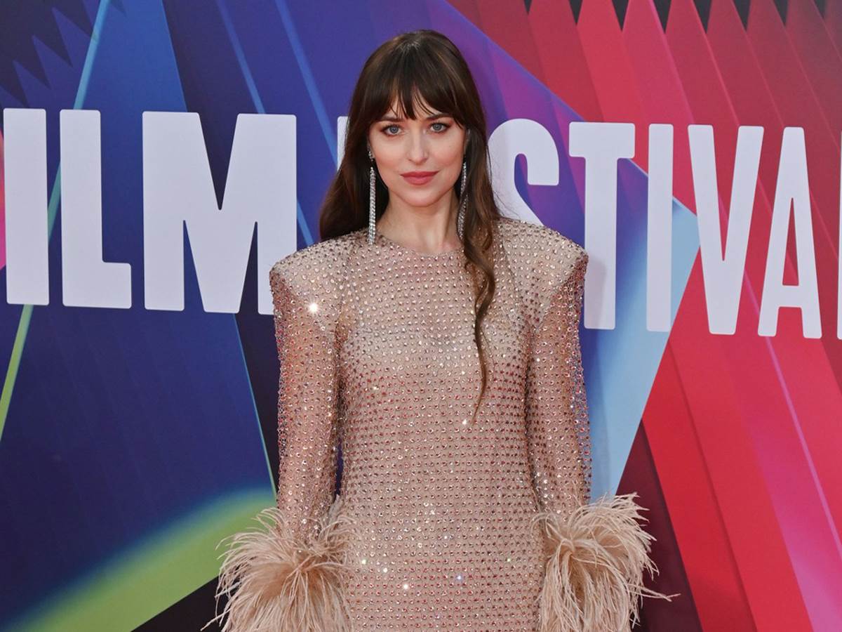  Glumica blistala, ali svi su joj gledali u stopala: Svjetlucava haljina, perje, a dole neobičan prizor! (FOTO) 