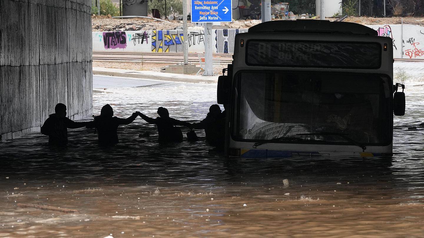  Poplave u Grčkoj: Ljudi čekaju spasioce, ulice kao rijeke (VIDEO) 