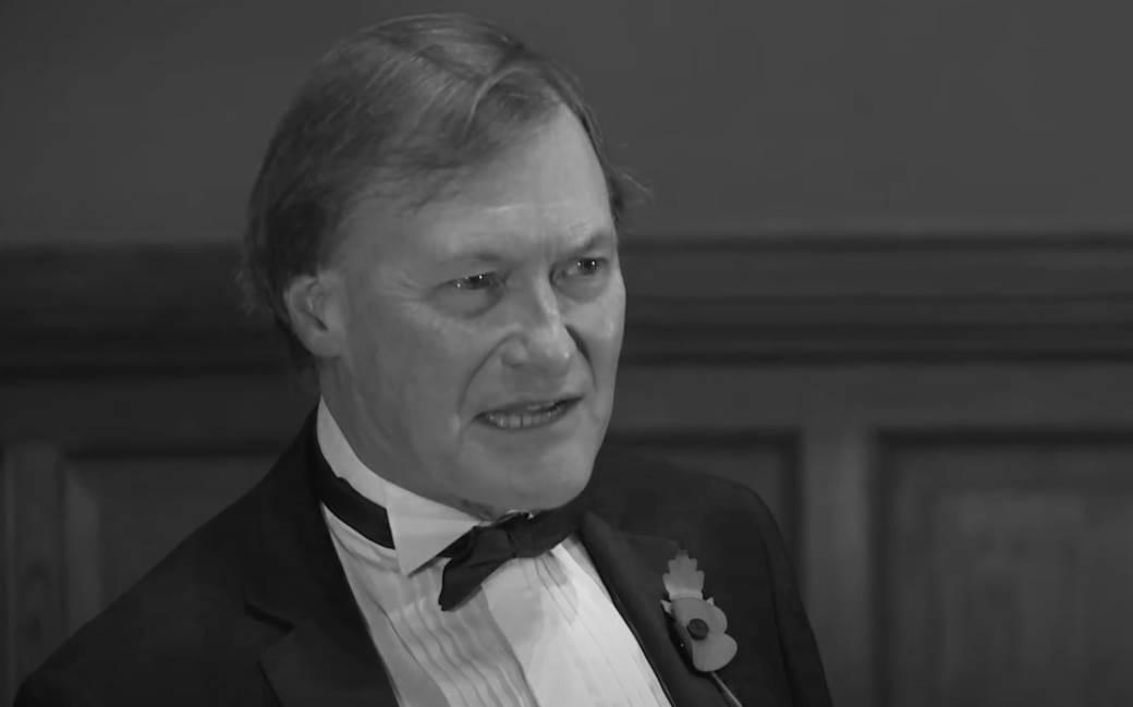  Haos u Velikoj Britaniji: Poslanik umro nakon ubadanja nožem, napadač uhapšen 