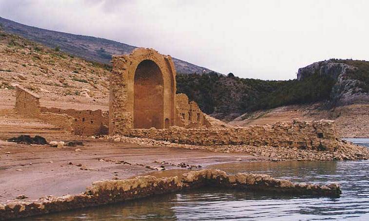  Prizor koji se rijetko viđa: Iz jezera kod Knina izronile zidine starog srpskog manastira 