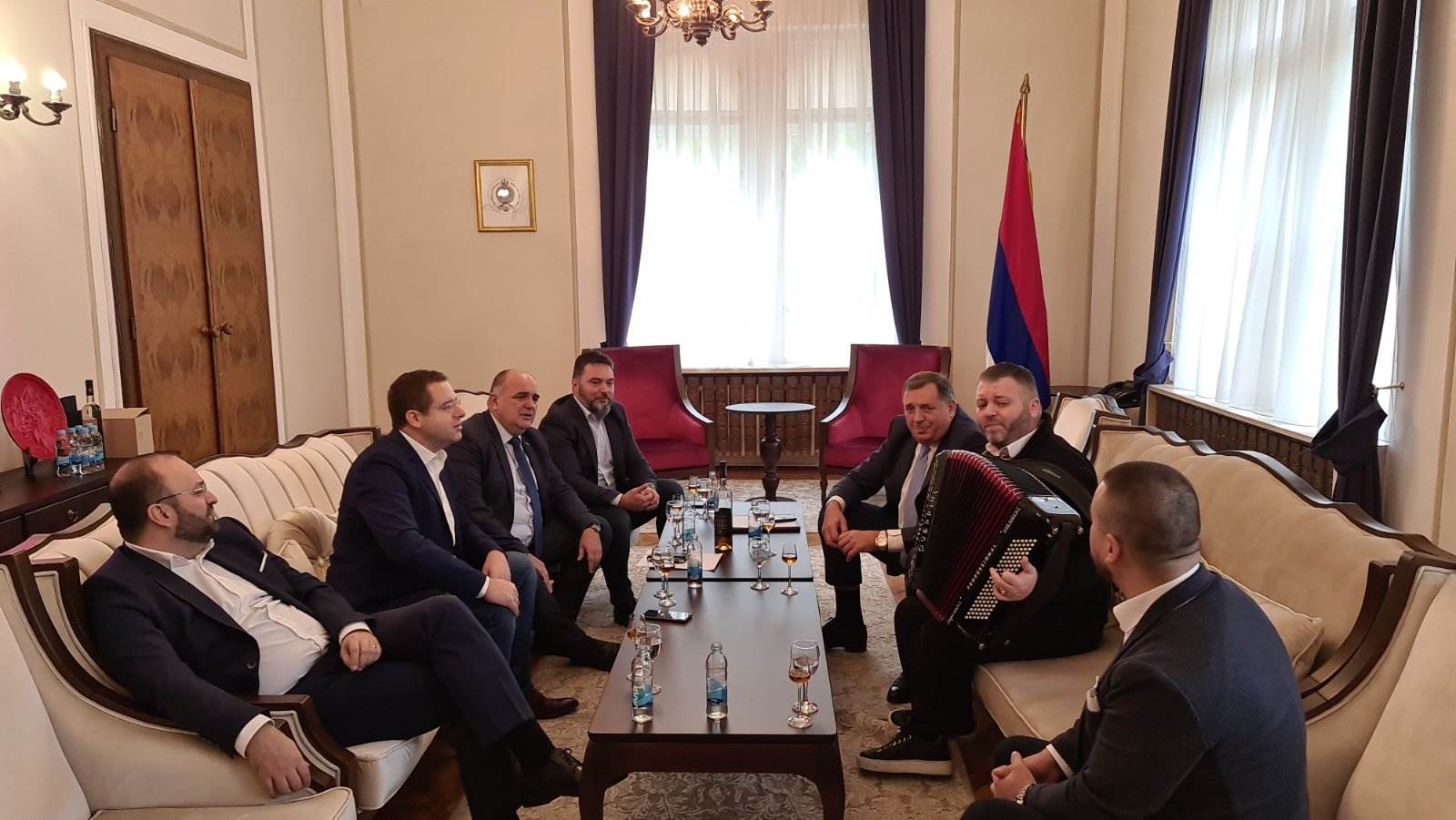  Dodik harmonikaš u predsjedništvu 