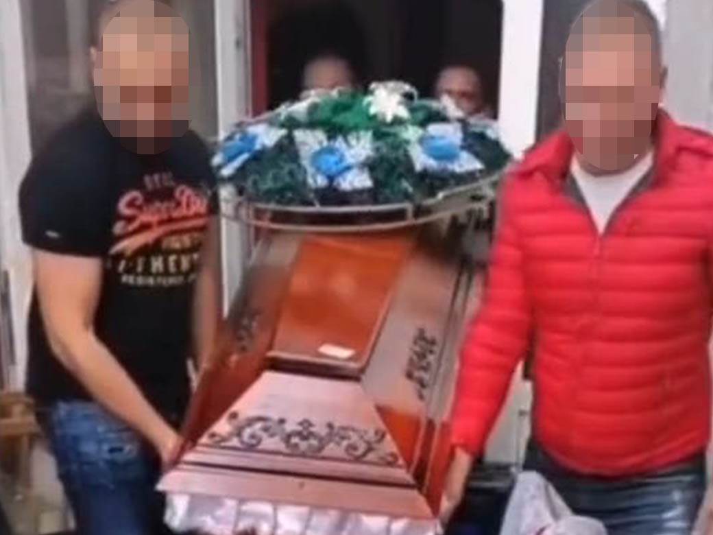  Morbidno: Vesela sahrana u Srbiji, "ode tašta..." (VIDEO) 
