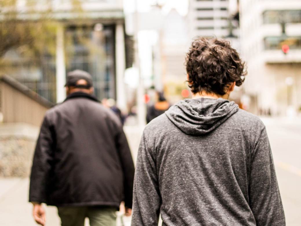  walking-downtown_t20_WQVbVg 