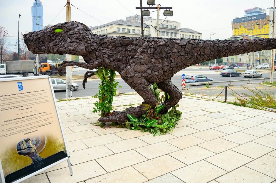  Skulptura dinosaurusa od recikliranog materijala i uglja otkrivena u Sarajevu (FOTO) 