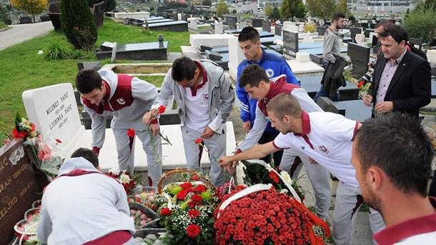  Bordo igrači i navijači na grobu Vedrana Puljića 