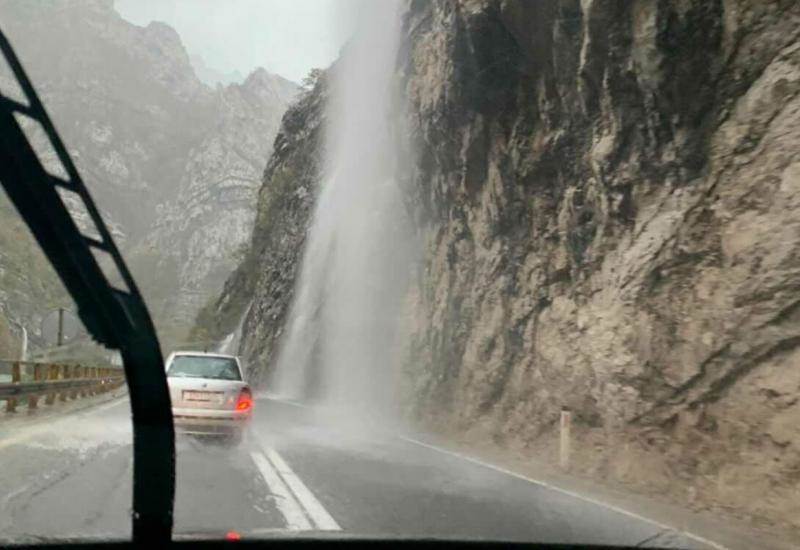  "Apokalipsa" između Mostara i Jablanice: Put prekriven vodom, vozači na mukama (FOTO) 