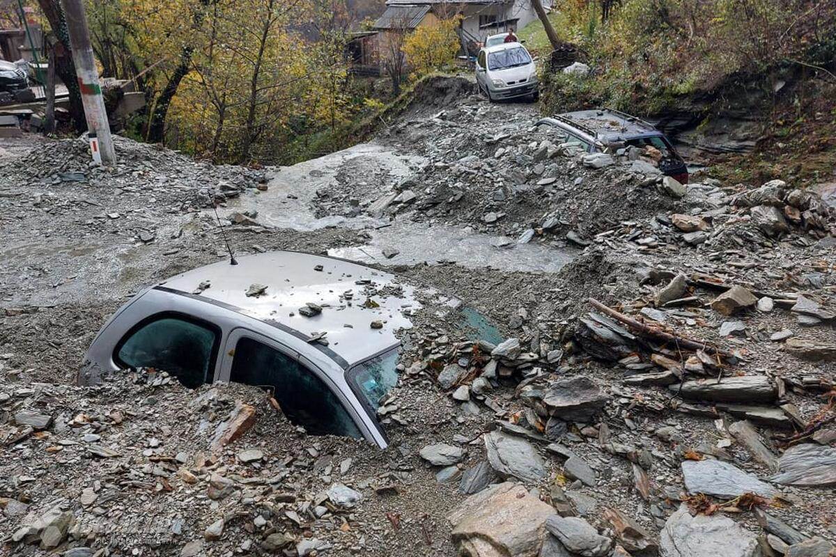  Klizište kod Jablanice uništilo cestu i zatrpalo automobile 