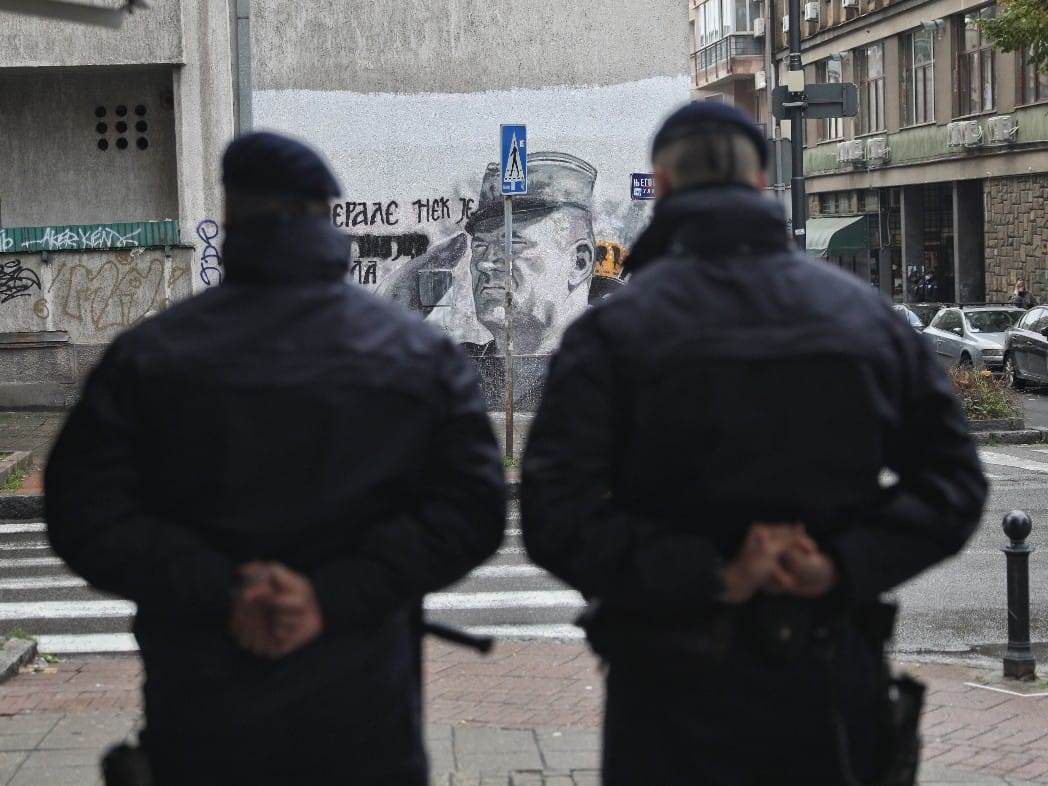  Aktivistkinja gađala jajima mural Ratka Mladića u Beogradu (FOTO, VIDEO) 