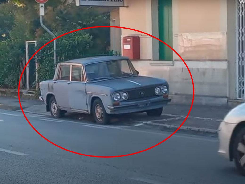  Stari auto je atrakcija zbog neobičnog razloga: Stoji na istom mjestu već 47 godina 