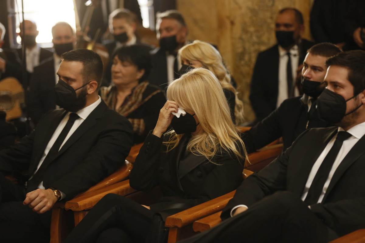  Komemoracija pjevaču: Sinovi kroz suze zapjevali za Marinka Rokvića 