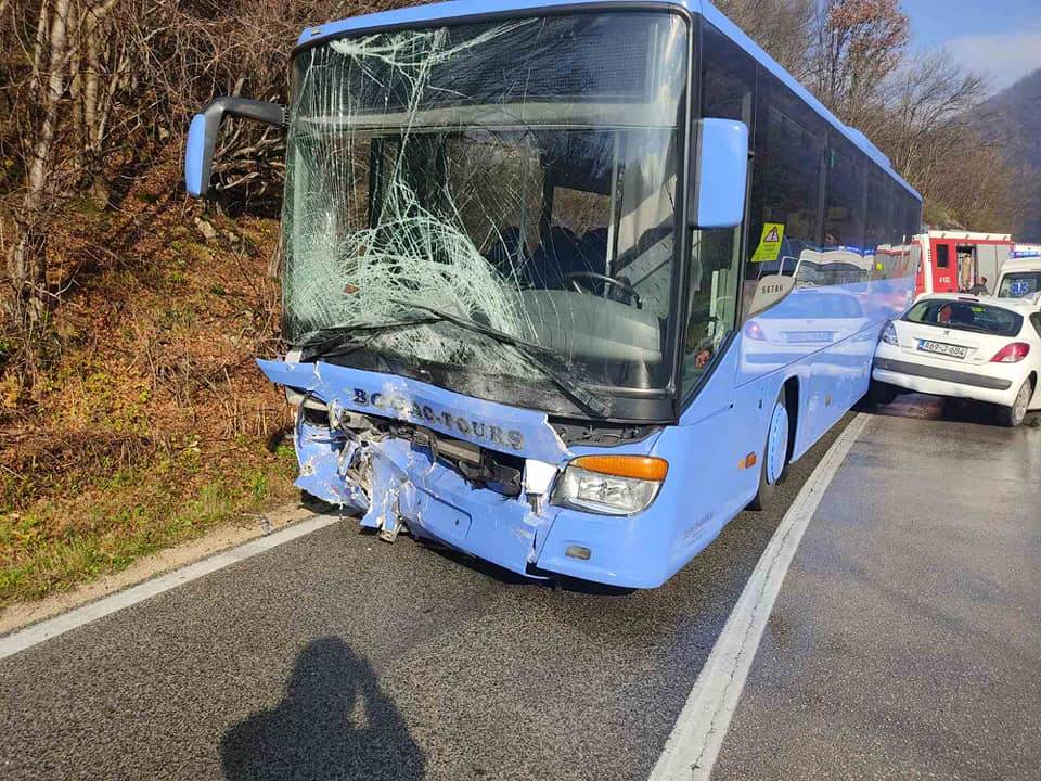  Putnik poginuo u sudaru autobusa i automobila u Rekavicama kod Banjaluke 