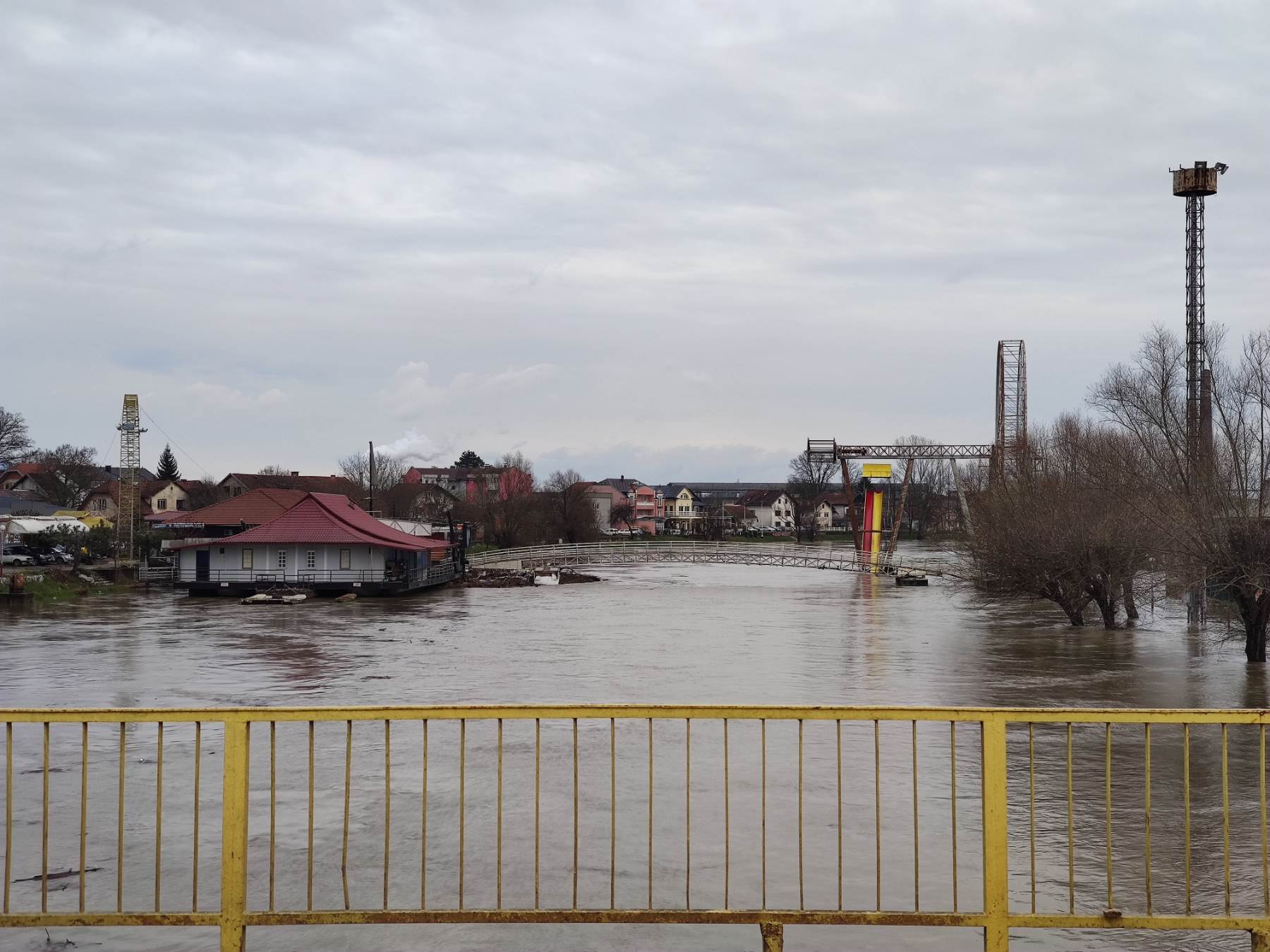  Policajci spriječili ženu da skoči u Sanu 