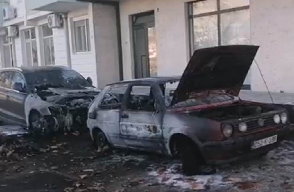  Izgorjela dva automobila u Trebinju (VIDEO) 