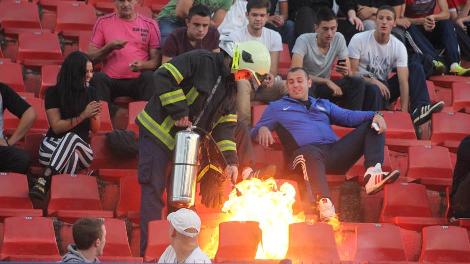  FOTO: Bez incidenata, zapaljena JEDNA stolica 
