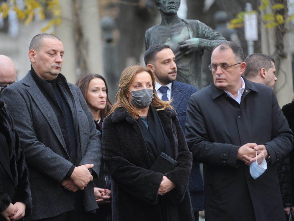  Tužan prizor na Mrkonjićevoj sahrani! Bekuta uplakana prima saučešće, a unuci se ne odvajaju od nje (FOTO) 