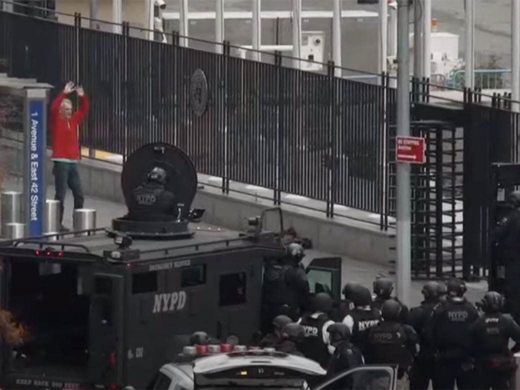  Epilog drame u Njujorku: Naoružani muškarac izvadio oružje, stavio ga pod grlo i predao se (VIDEO) 