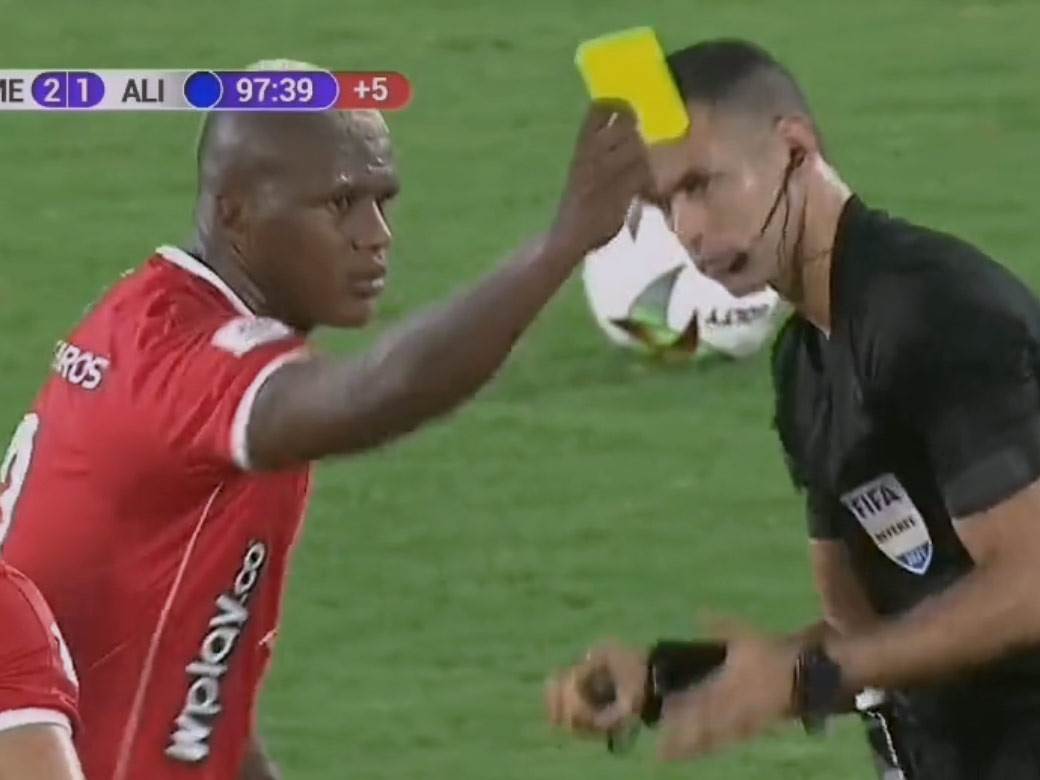  fudbal kolumbija igrač pokazao protivniku žuti karton 