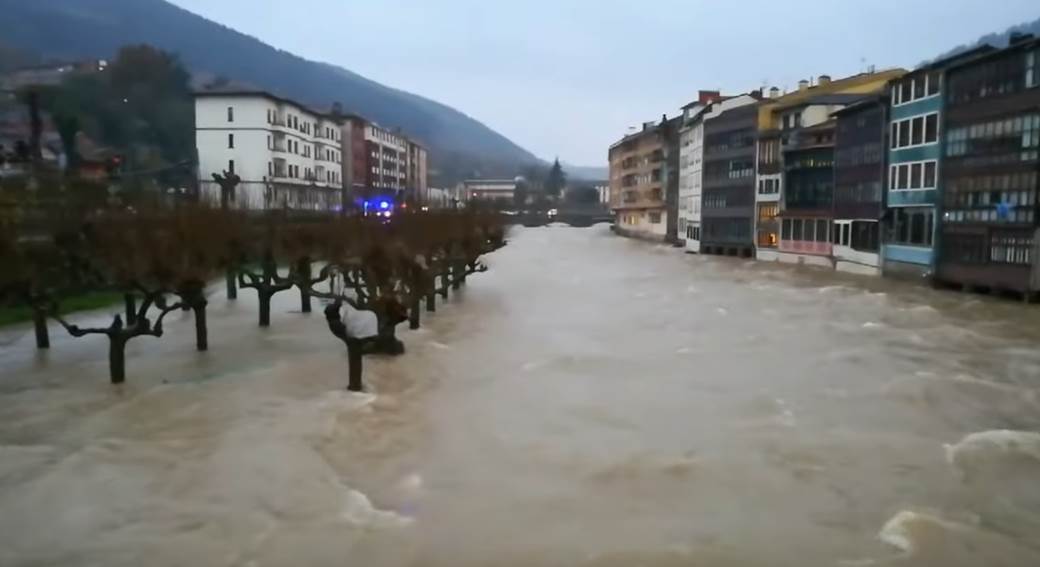  Razorne posljedice katastrofalne poplave u Španiji: Najmanje jedna osoba poginula, kuće potopljene do krovova! (VIDEO) 