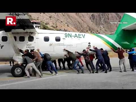  Da li je moguće?! Putnici gurali avion po pisti (VIDEO) 