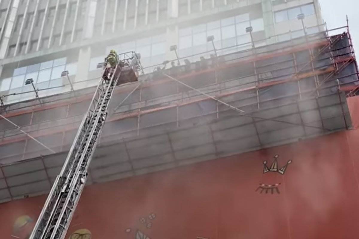 Požar u Svjetskom trgovinskom centru u Hong Kongu, ljudi zarobljeni (VIDEO) 