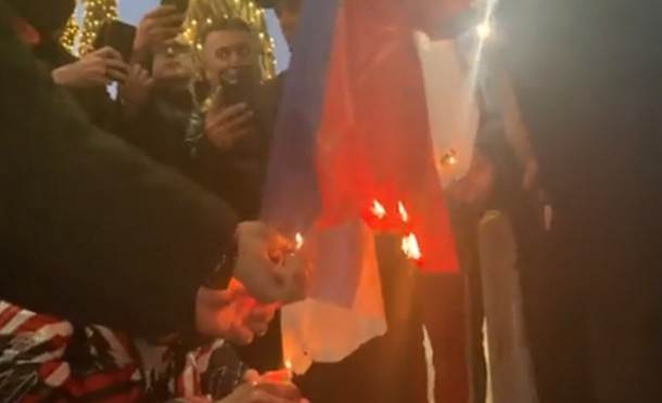 Protest u Tirani zbog Vučićeve posjete, pokušaj paljenja srpske zastave (VIDEO) 
