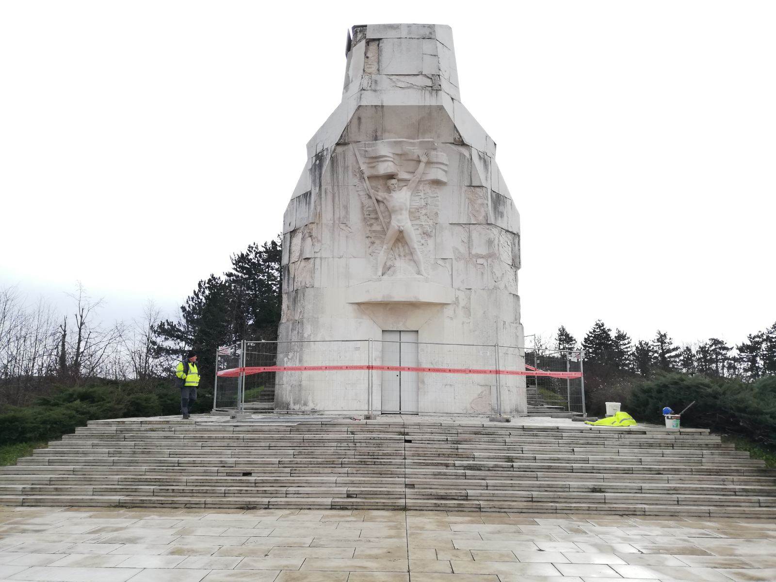  Zabranjen prilaz spomeniku na Banj brdu 