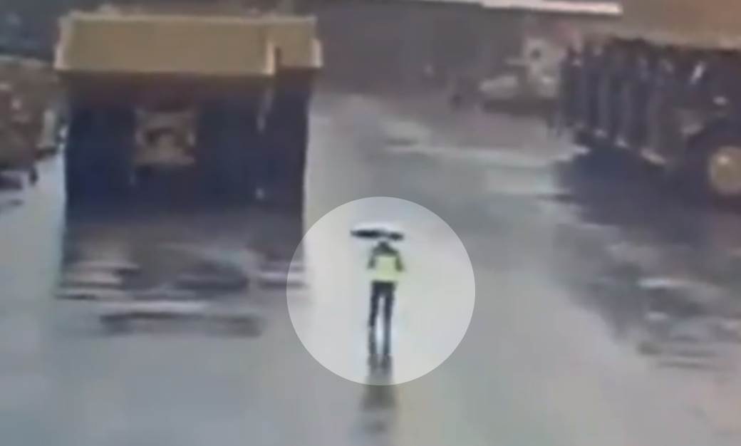  Udario ga grom, bljesnule varnice, pao kao pokošen: Evo zašto ne treba nositi telefon dok pada kiša (VIDEO) 