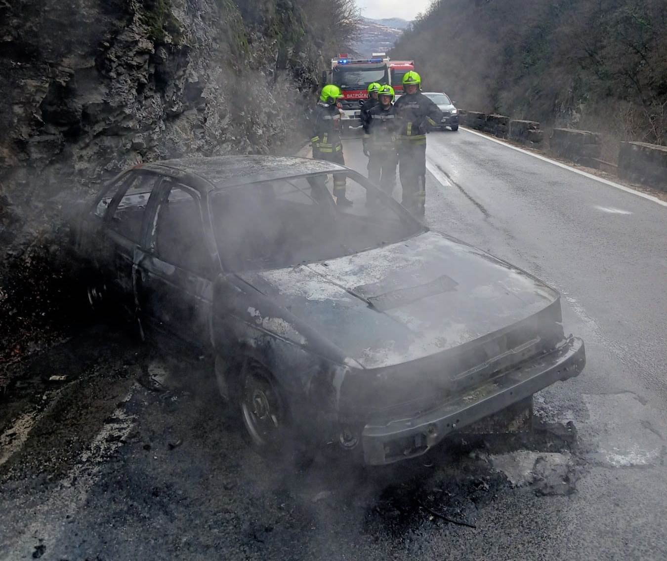  Zapalio se automobil u kanjonu Tijesno 