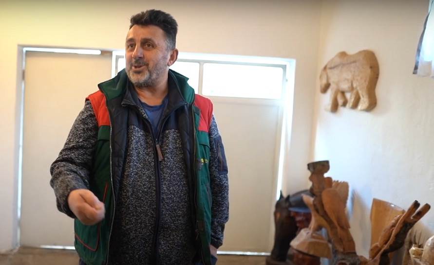 Mladen Stakić, Prijedorčanin koji pravi drvene skulpture motorkom. Mladen Stakić, Prijedorčanin koji pravi drvene skulpture motorkom.
