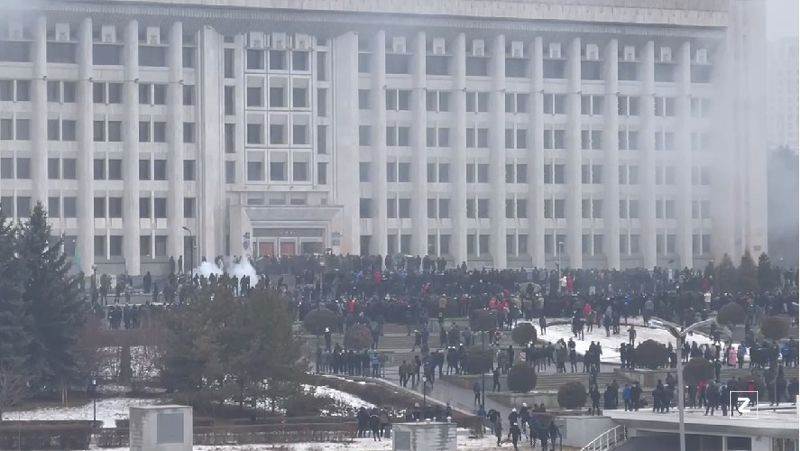  Kazahstan Demonstranti upali u zgradu uprave u Alma Ati 