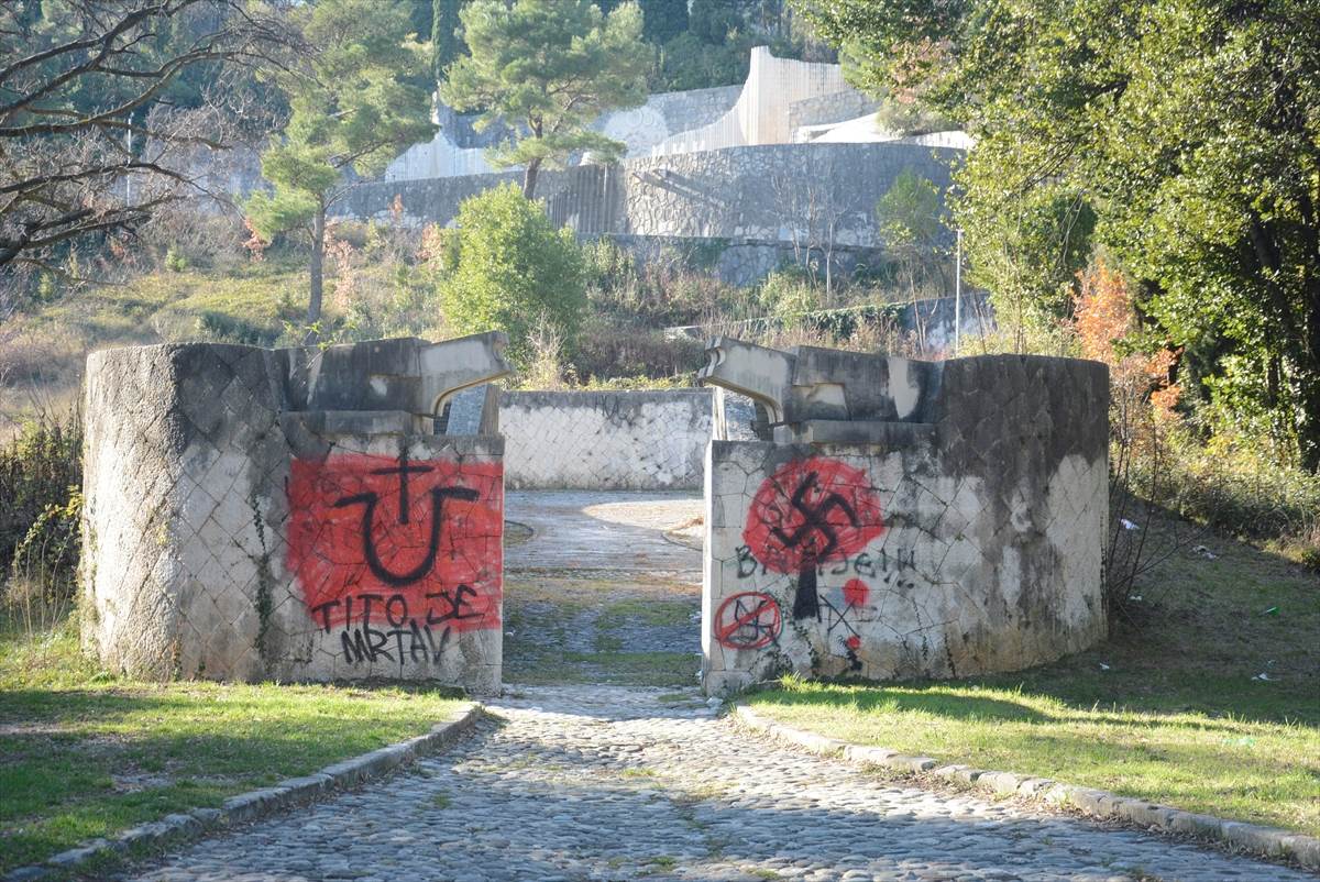  Oskrnavljeno partizansko groblje u Mostaru: Fašistička obilježja, natpisi "balije" i "Tito je mrtav" (FOTO) 