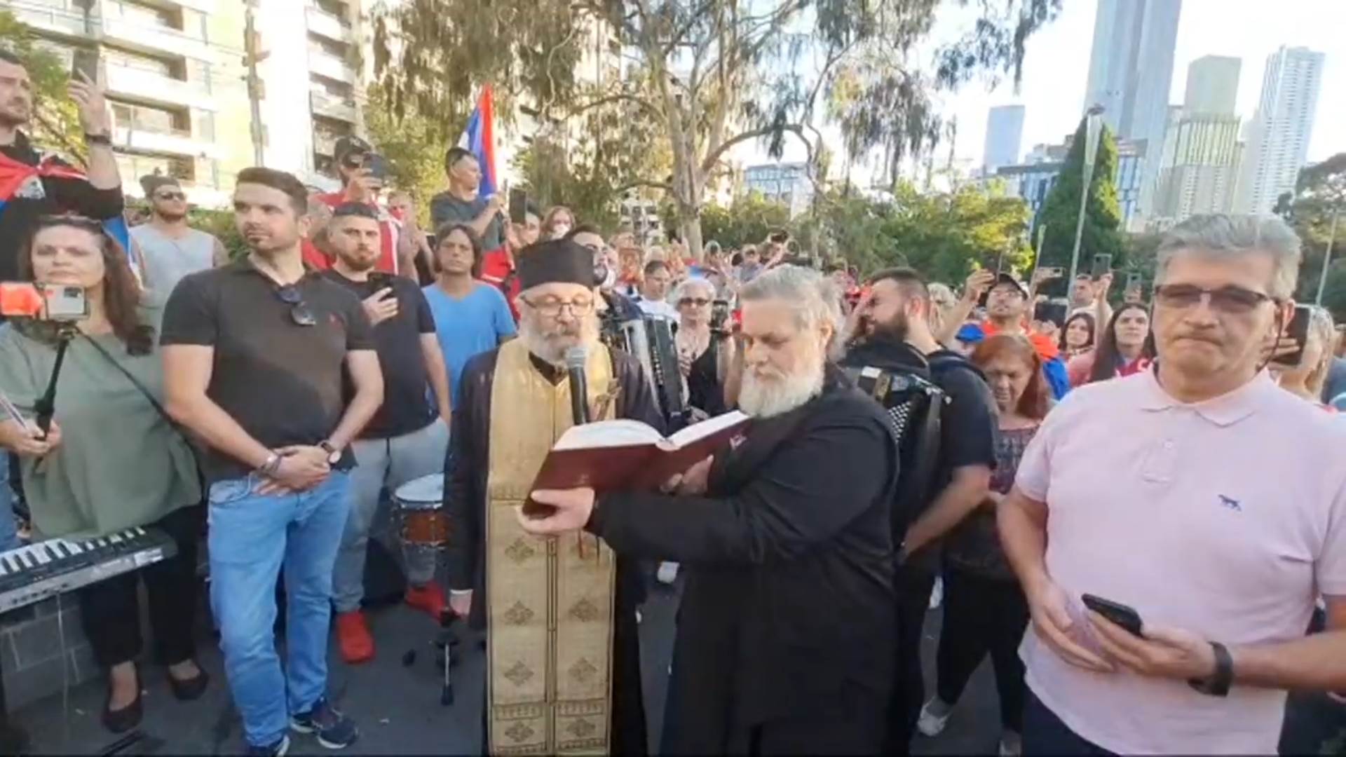 Hiljade se mole za Novaka ispred njegovog hotela! (VIDEO) 