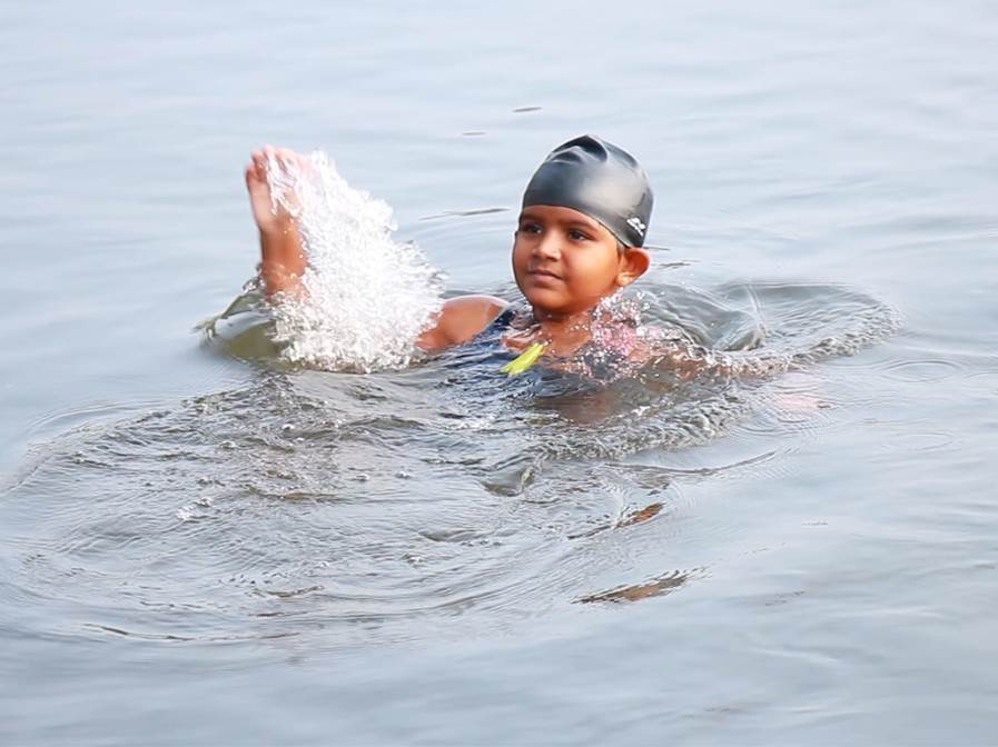  Djevojčica (7) preplivala najduže jezero u Indiji  
