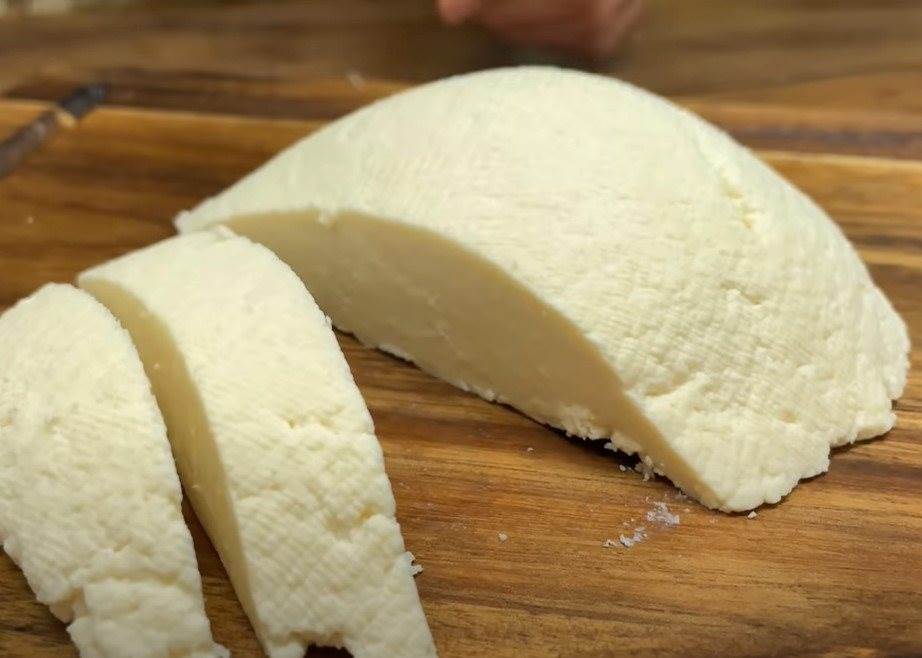 domaći sir na dasci 