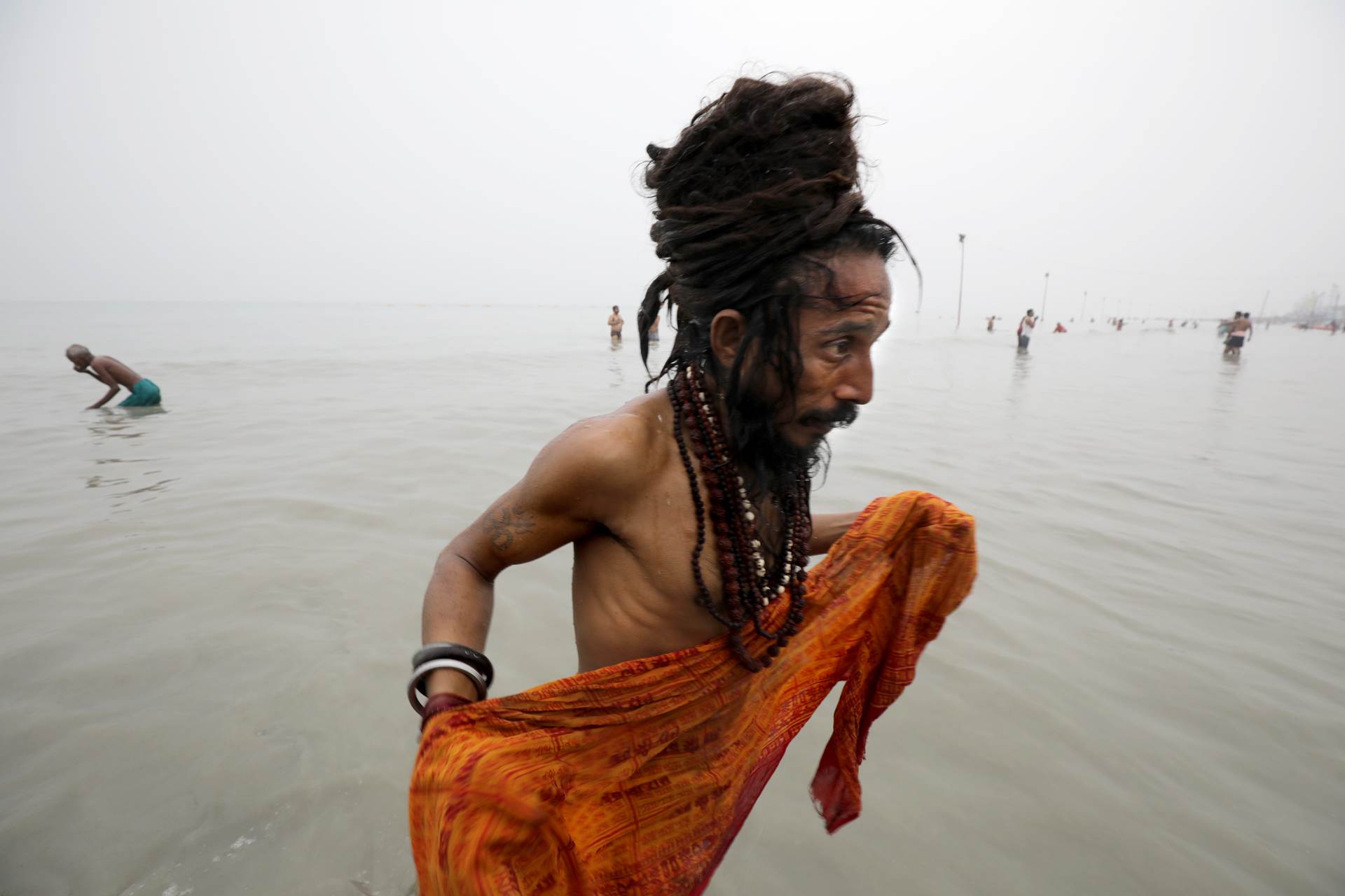  Indija: Stotine hiljada ljudi na rutualnom kupanju u Gangu (FOTO) 