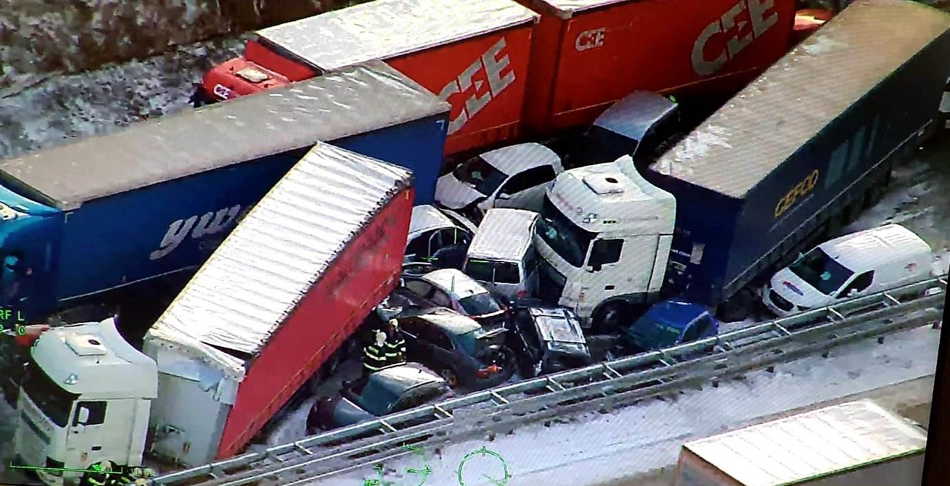  Kolaps u Češkoj, u nesreći na autoputu učestvovalo skoro 40 vozila (FOTO, VIDEO) 