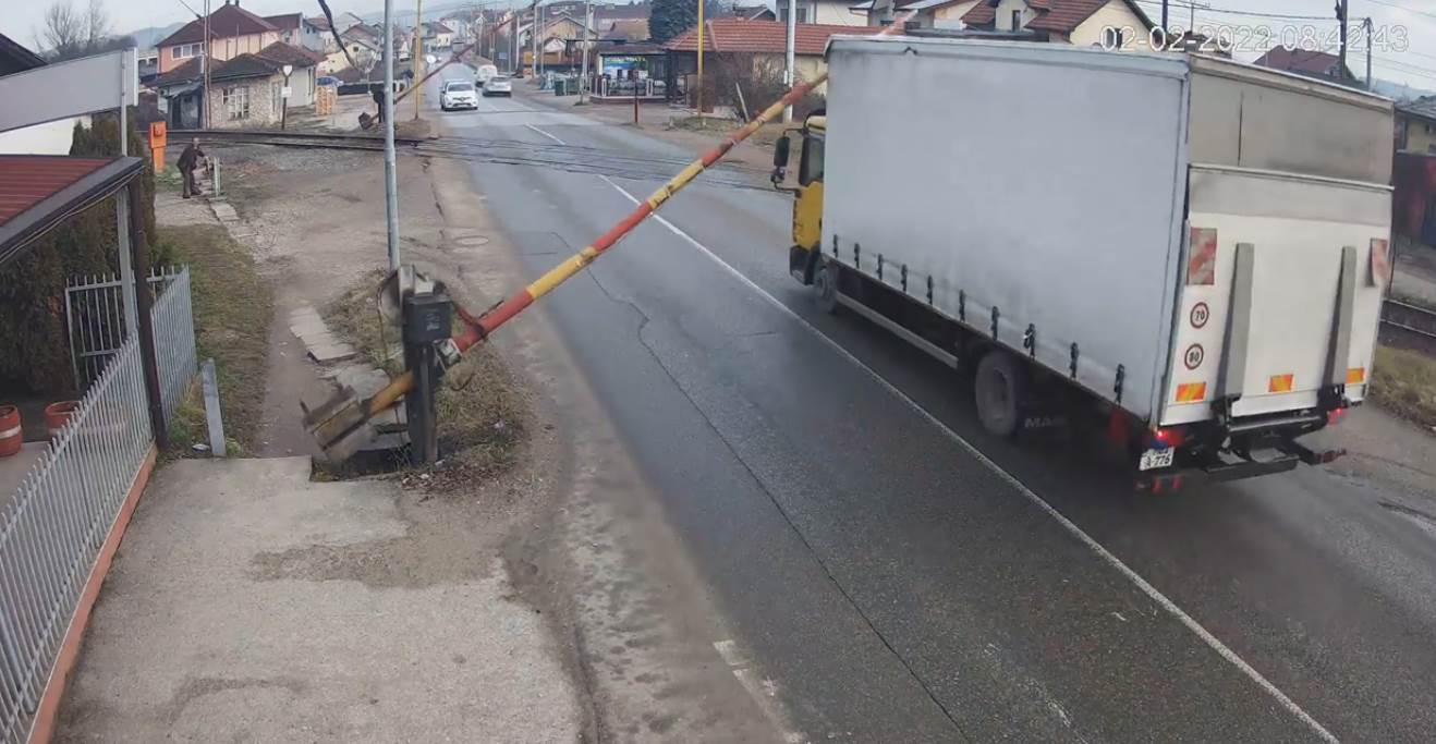  Vozač kamiona polomio rampu u Zalužanima 