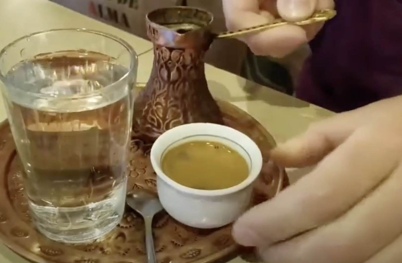 Zašto se uz kafu dobije čaša vode 