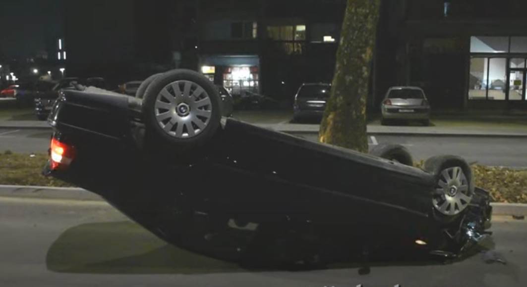  Saobraćajka u Prijedoru, automobil završio na krovu 