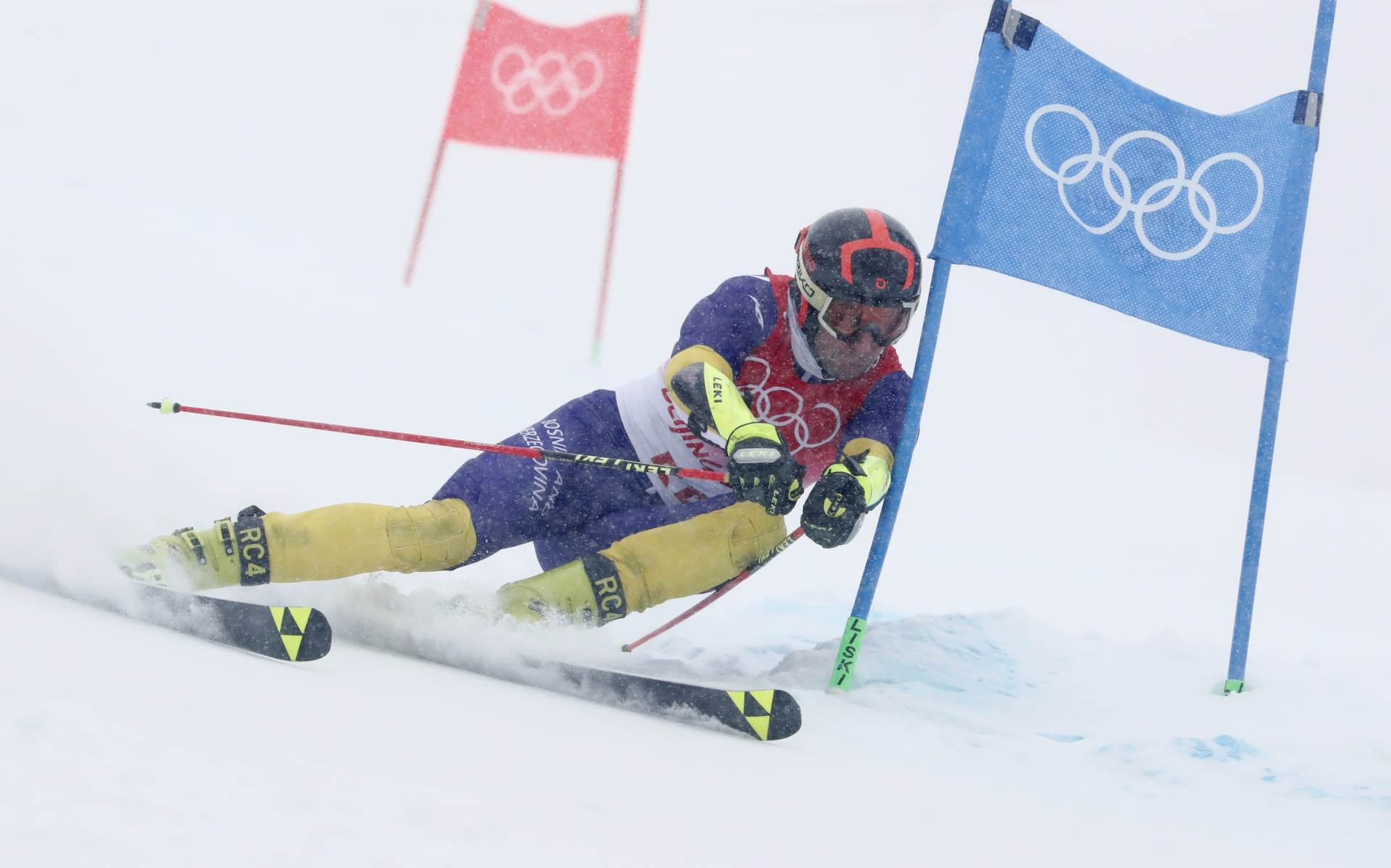 emir lokmić se takmiči u slalomu 