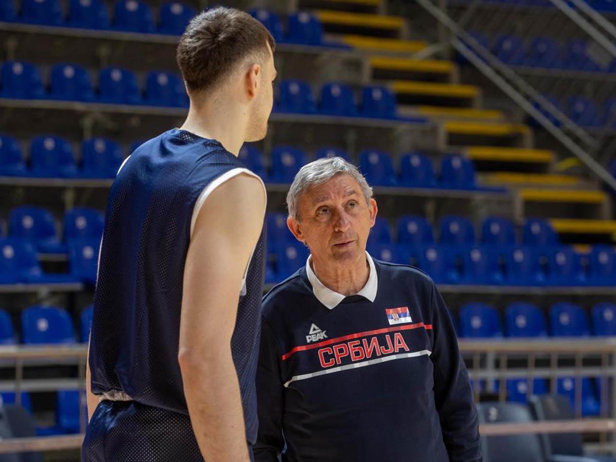 Svetislav-Pesic-o-Srbiji-mladim-igracima-Mundobasketu 