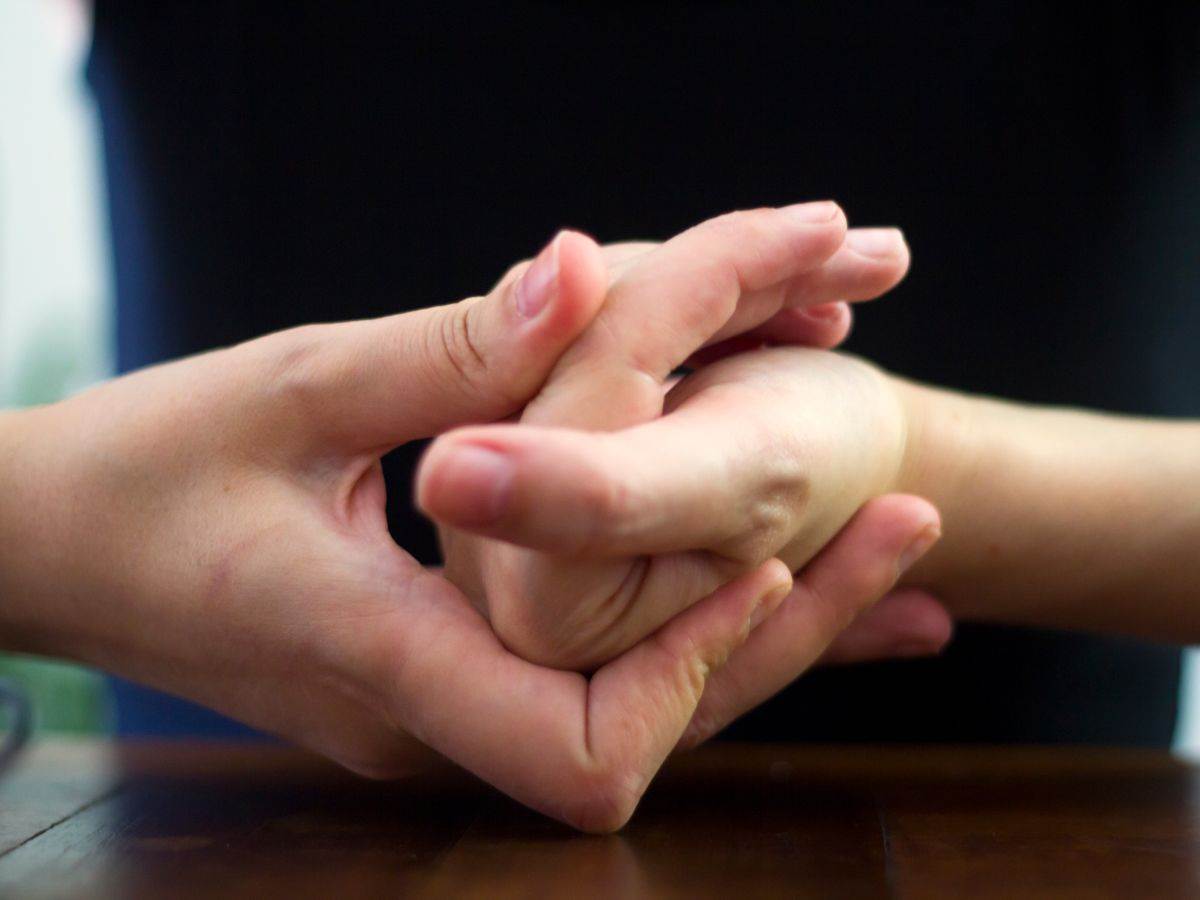  Da li pucanje prstiju izaziva artritis 