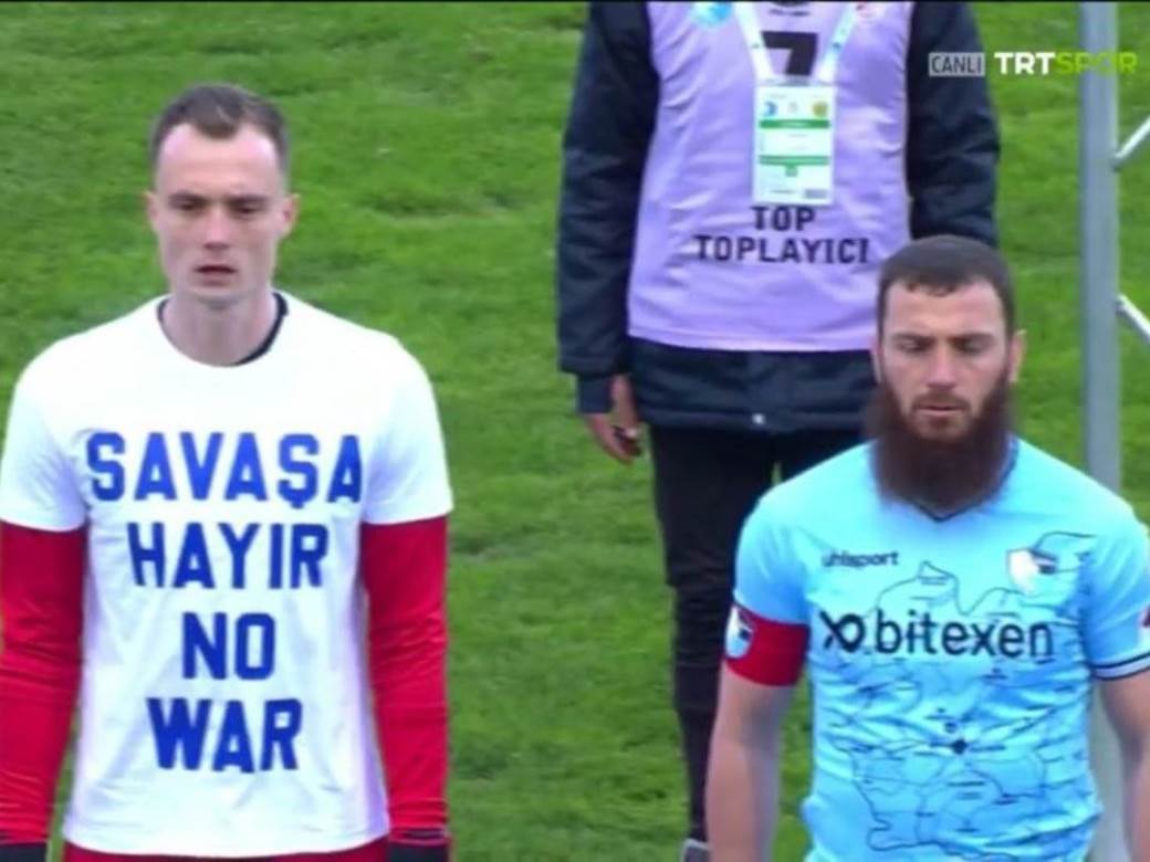  turski fudbaler odbio da nosi poruku zaustavite rat 