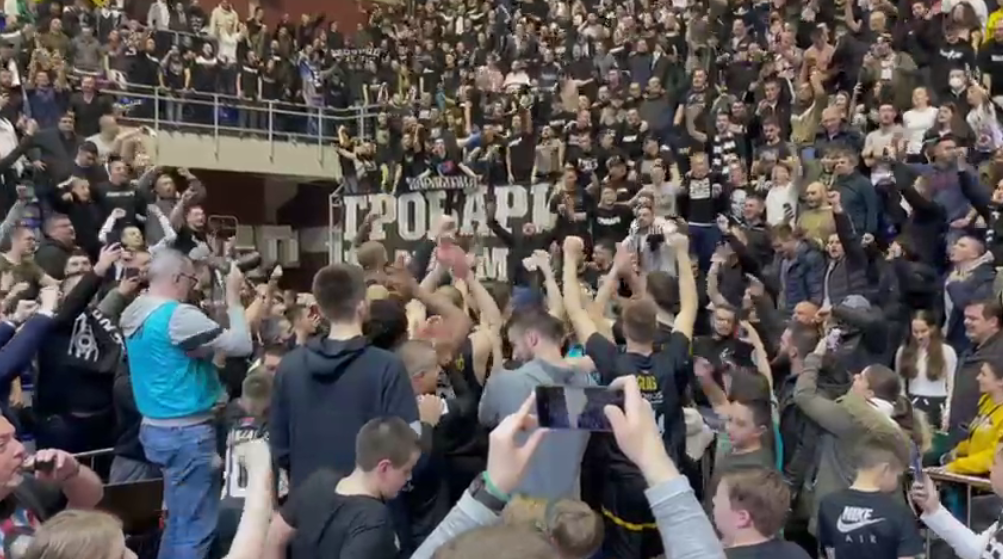  Slavlje navijača Partizana nakon pobjede nad Zvezdom 