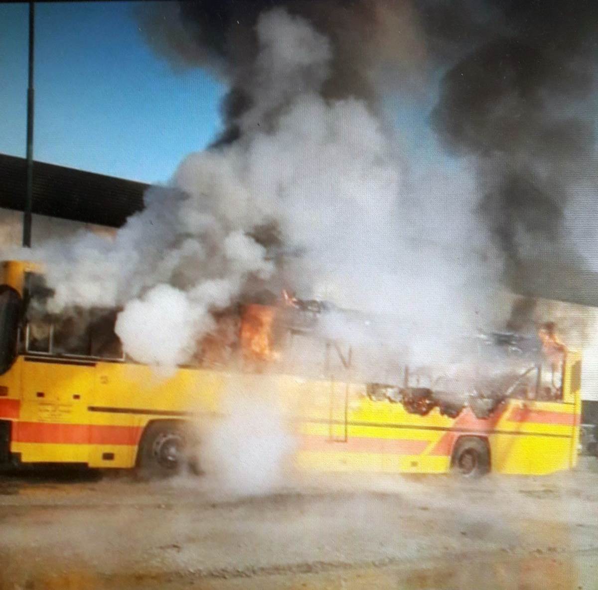  Lukavac: Zapalio se autobus u toku vožnje 