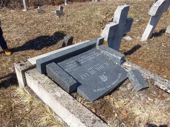 Porušeni spomenici i zapaljena šuma na srpskom groblju kod Donjeg Vakufa (FOTO) Porušeni spomenici i zapaljena šuma na srpskom groblju kod Donjeg Vakufa (FOTO)