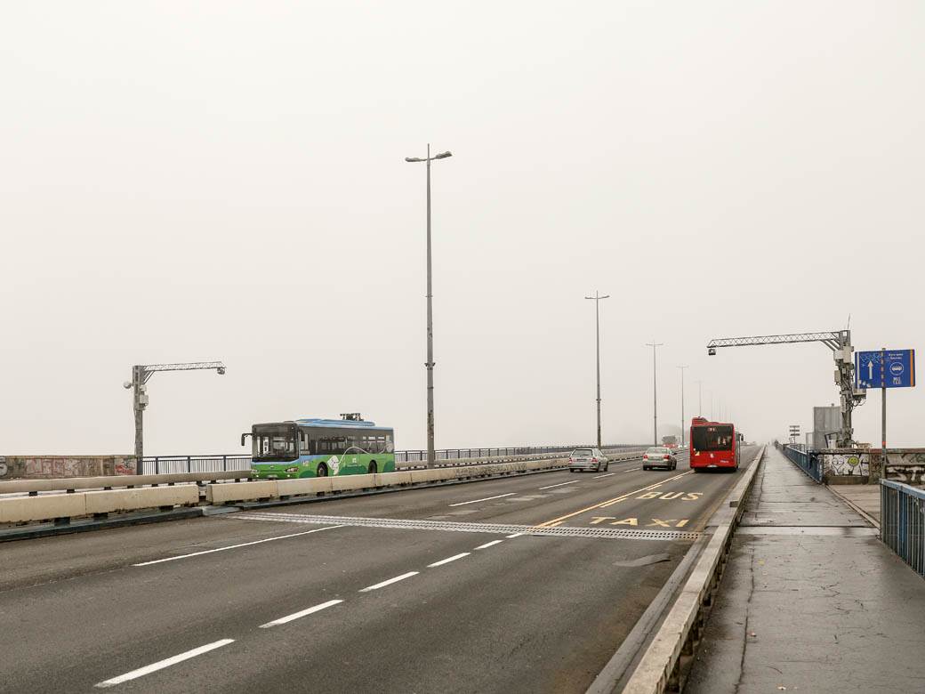  Djevojka istrčala iz taksija i pokušala samoubistvo skokom sa Brakovog mosta 